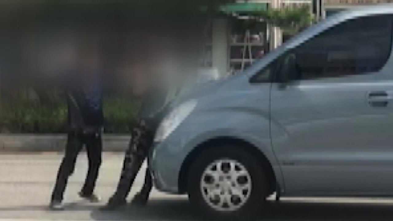 접촉사고 냈다고...아버지뻘 노인 '무차별 폭행' / YTN