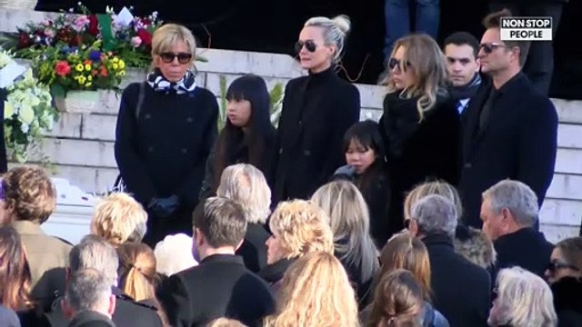 Laeticia Hallyday reconnaissante : Elle remercie une proche qui l’a consolée