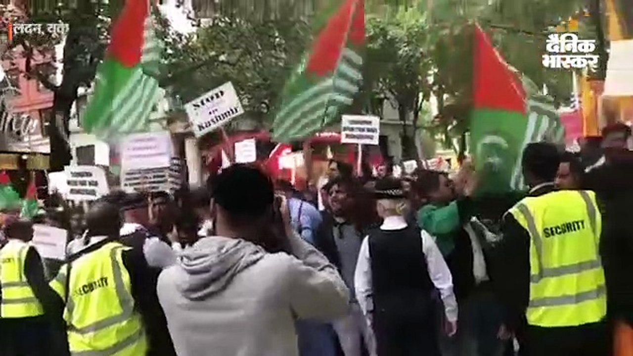 लंदन में भारतीय उच्चायोग के बाहर अनुच्छेद 370 ह...