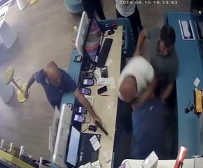 Telefon bayisini basıp dehşet saçtılar: O anlar kamerada