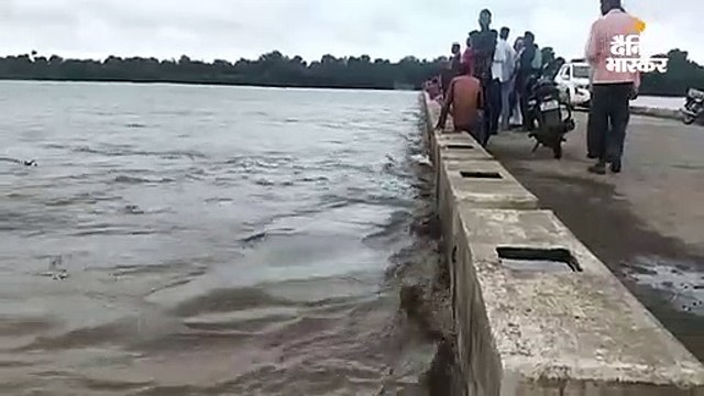 बारिश से नदियों में उफान, लोगों को हेलिकॉप्टर से किया रेस्क्यू