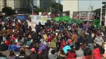 Decenas de miles de personas se manifiestan contra la precariedad económica en Argentina.