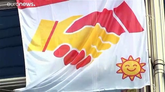 Hong Kong : le spiderman français Alain Robert diffuse un message de paix en haut d'un gratte-ciel