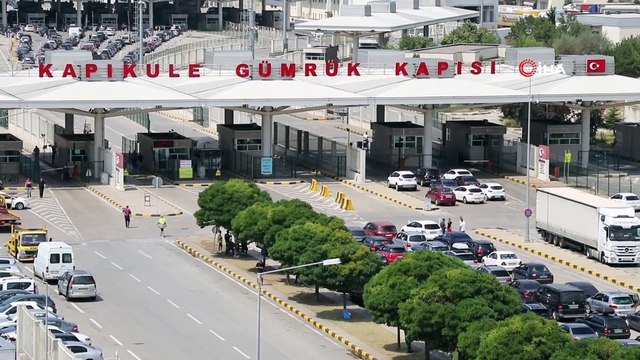 Akın akın dönüyorlar...Yaşadıkları bölgelere dönen gurbetçiler Kapıkule’de 2 kilometre kuyruk oluşturdu