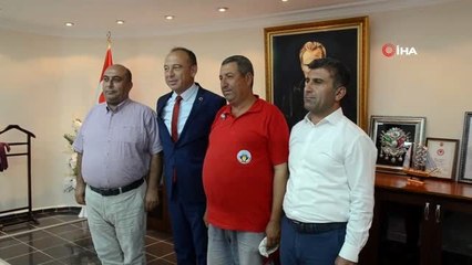 İçinde 2 milyon bulunan çantayı sahibine teslim eden işçi altınla ödüllendirildi