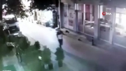 Yüksek hesaba kızıp kafeye molotof atan şahıs kamerada