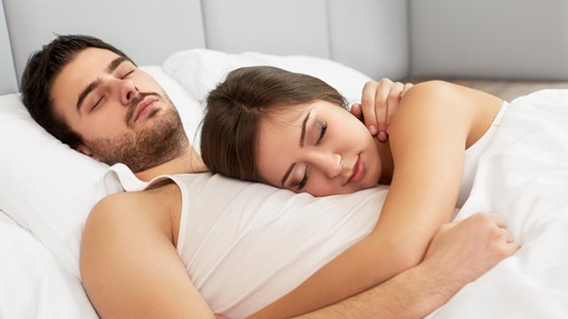 पार्टनर की सोने की इस आदत से बिगड़ रहा रिश्ता | Sleeping Habits destroying your Relationship|Boldsky