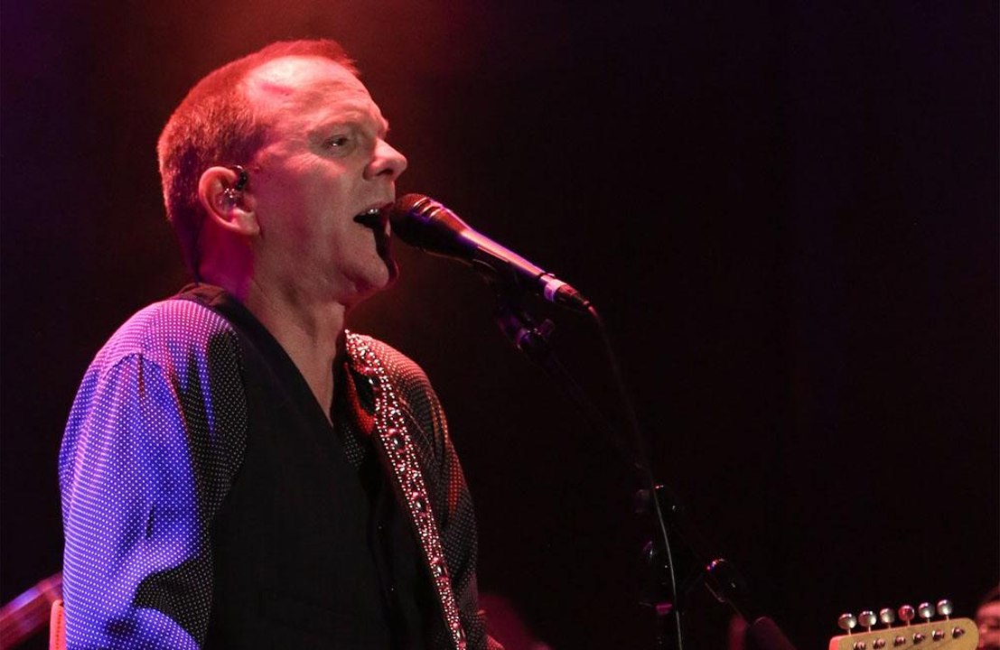 Kiefer Sutherland injures ribs