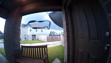 Trampolín vuela por los aires y aterriza en la entrada de su casa