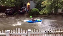 Este joven hace kayak en una calle inundada