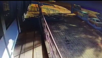 Câmera mostra carro capotando no centro de Cascavel