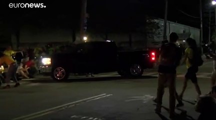 شاهد: شاحنة تابعة لسجن أمريكي تصدم متظاهرين ضد سياسة الهجرة