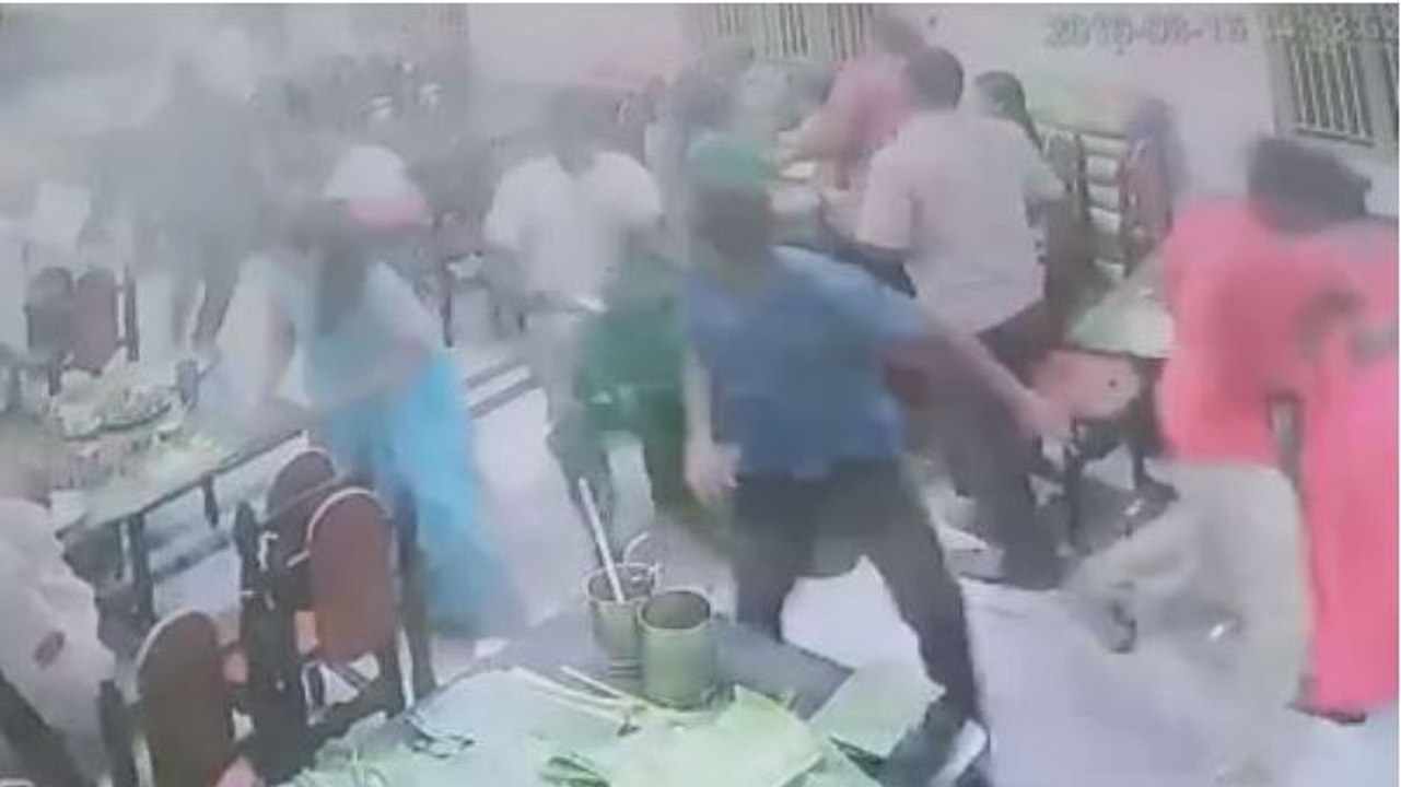 திருத்தணியில் வாலிபரை ஒட்டலில் வைத்து வெட்டி கொன்ற   கும்பல்