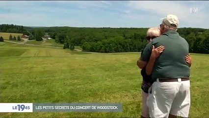 Une funambule française traverse une rivière à Prague sur une corde tendue dans les airs à 35m de hauteur