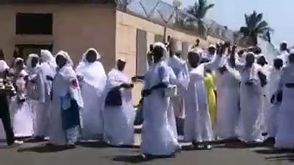 Sit In Des Femmes Khalifistes Devant La Prison De Rebeuss... Après La Prière Du Vendredi... Elles Réclament La Libération De Khaf...