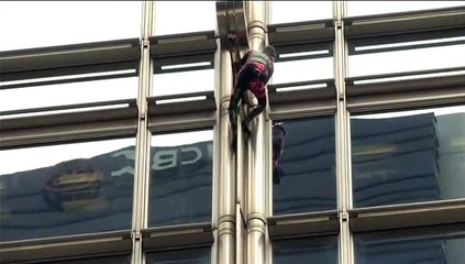 El ‘Spiderman francés’ coloca un mensaje de paz en un rascacielos de Hong Kong