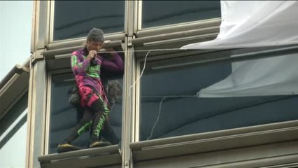 El 'Spiderman francés' coloca un mensaje de paz en un rascacielos de Hong Kong