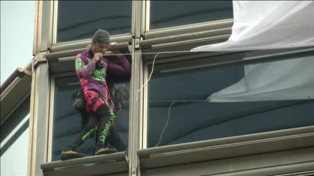 El 'Spiderman francés' coloca un mensaje de paz en un rascacielos de Hong Kong