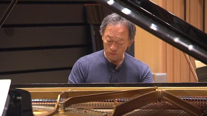 지휘자 정명훈, '남북평화 염원' 콘서트에서 피아노 연주 / YTN