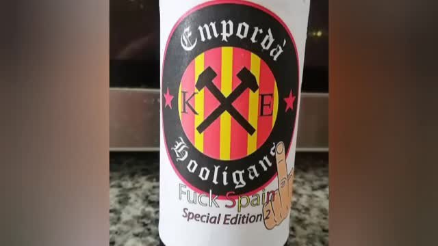 Polémica por la fotografía de Teresa Jordà con una cerveza en la que se lee 'Fuck Spain'