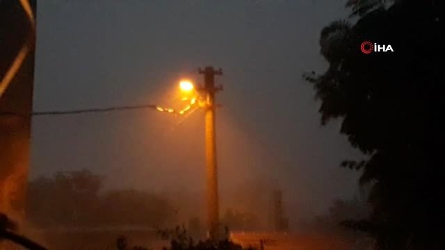 15 dakikalık yağış ve fırtına hayatı olumsuz etkiledi... Ağaçlar devrildi, yollar göle döndü