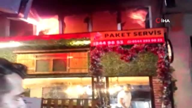 Beyoğlu'nda bir apartman dairesi alev alev böyle yandı