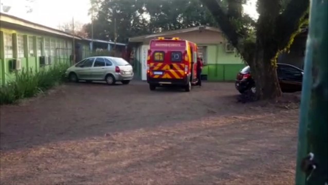 Menino de 12 anos é socorrido após cair em Colégio