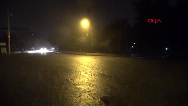 Edirne'de yağmur etkili oldu, yollar göle döndü