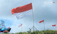 Personel Brimob Sulut Kibarkan Bendera Raksasa di Puncak Bukit