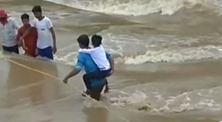 आफत की बारिश: जान जोखिम में डालकर नाला पार कर रहे लोग | वनइंडिया हिंदी