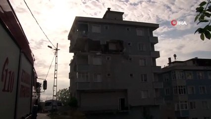 Sancaktepe’de bir dairede iddiaya göre doğalgaz patladı. Patlama sonrası 1 kişi yaralanırken, dairenin duvarları yıkıldı.
