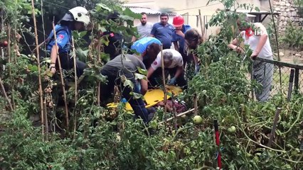 Ailesini göremediği için baltayla çatıya çıkan adam aşağı düştü