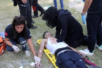 Anne ve baba öldüğüne inanamadıkları çocuklarına kalp masajı yaptı