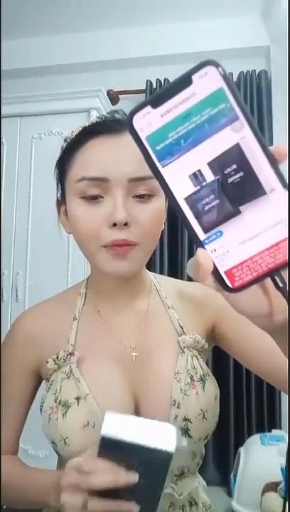 Em gái xinh thả giông bán nước hoa