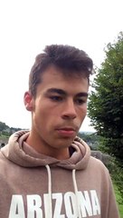 Un adolescent de 17 ans, adopté, lance un appel émouvant sur les réseaux sociaux afin de retrouver sa petite soeur - VIDEO