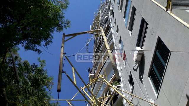 Report TV - Një ditë pas tragjedisë, pamja e skelave në ajër te pallati që po rikonstruktohej