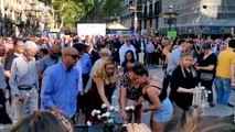 Víctimas y familiares de los atentados de 2017 depositan flores
