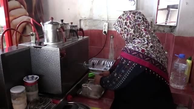 Köy kahvehanesini anne kız işletiyor