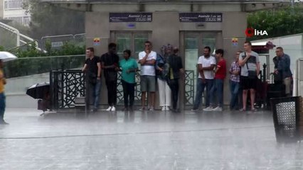 İstanbul'da beklenen sağanak yağış başladı