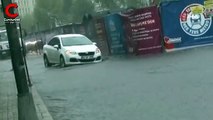 İstanbul'da sağanak yağış...Araçlar yolda mahsur kaldı
