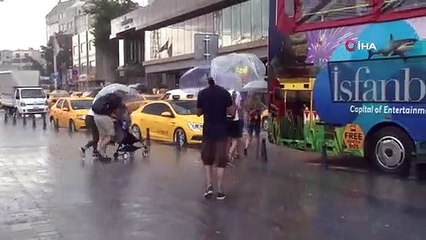 İstanbul'daki şiddetli sağanak yüzünden Kapalı Çarşı'yı su bastı