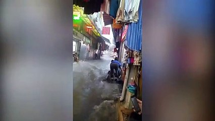 İstanbul'da yağmur: Eminönü'yü sel bastı!