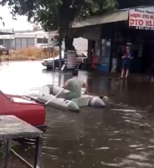 Çanakkale'ye yağmur yağdı, vatandaş dışarı deniz botuyla çıktı