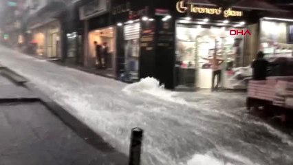 İSTANBUL-EMİNÖNÜ'NDE YOLLAR GÖLE DÖNDÜ