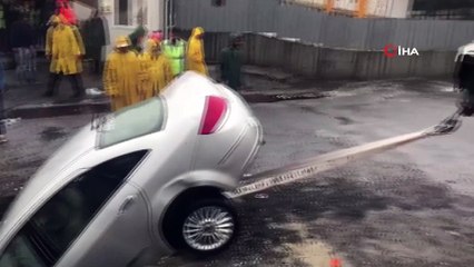 Yağış sonrası yol çöktü, çukura düşen araç böyle kurtarıldı