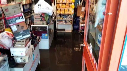 Karaköy'de yağış sonrası dükkanları su bastı, esnaf mahsur kaldı