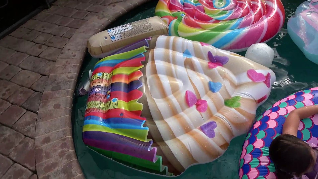 Sophia, Isabella e Alice Brincando com Bóias Infláveis no Formato de Unicórnio e Concha do Mar