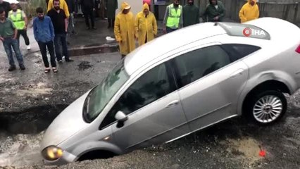 Yağış sonrası yol çöktü, çukura düşen araç böyle kurtarıldı