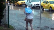 Sağanak ve fırtına Bursa'yı da vurdu...Kadınlar yağmurdan böyle korundu