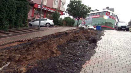 Üsküdar Bosna bulvarında yoğun yağış sonrası yol çöktü